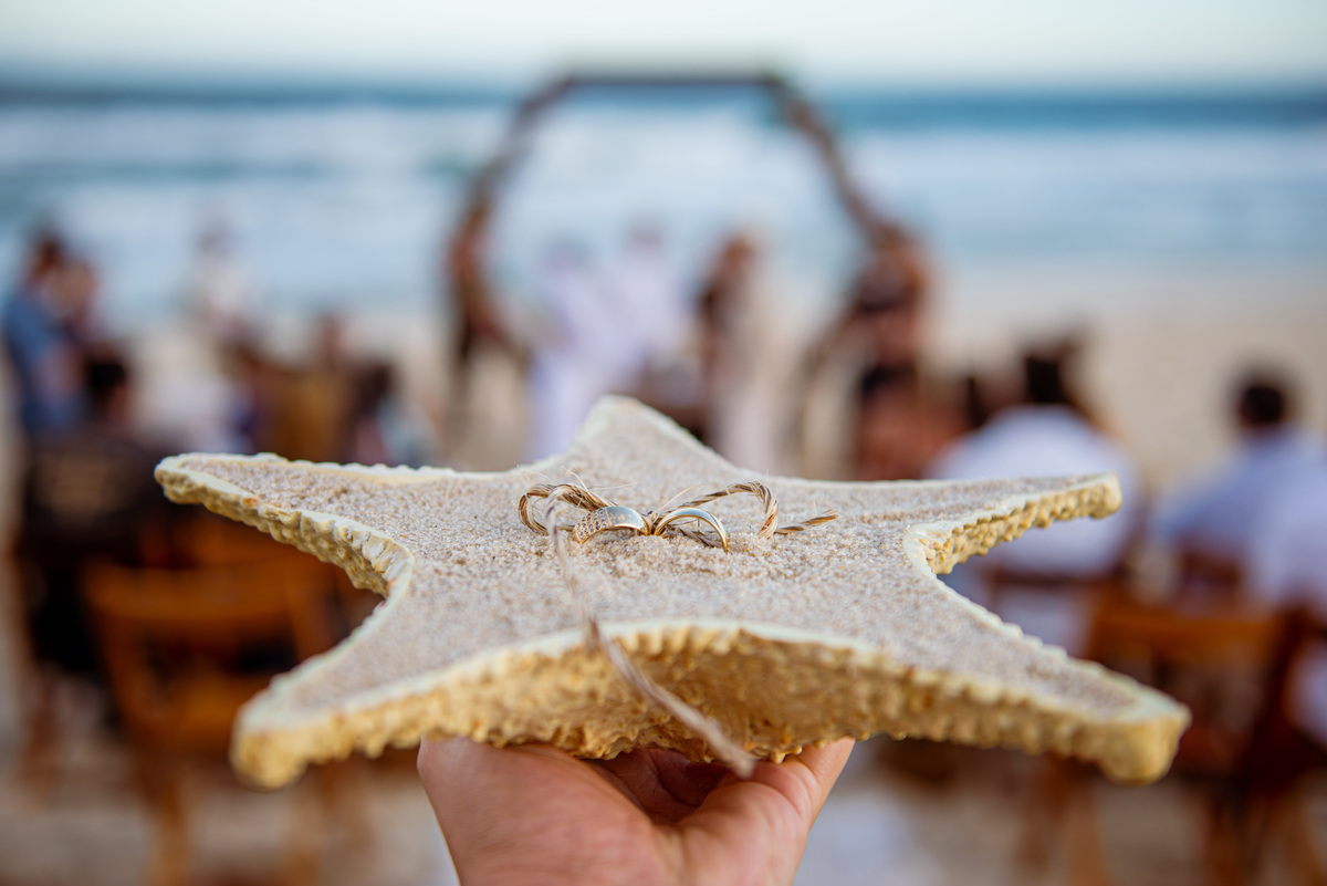 fotografia de casamento na praia | vestido da noiva | douglas felicio  especialista em casamentos | fotografo de casamento no rio de janeiro | maquiagem da noiva | vestido da noiva | casamento na praia | destination wedding |  alianças 