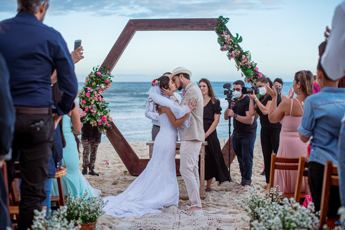 fotografia de casamento na praia | vestido da noiva | douglas felicio  especialista em casamentos | fotografo de casamento no rio de janeiro | maquiagem da noiva | vestido da noiva | casamento na praia | destination wedding |  beijo do casal