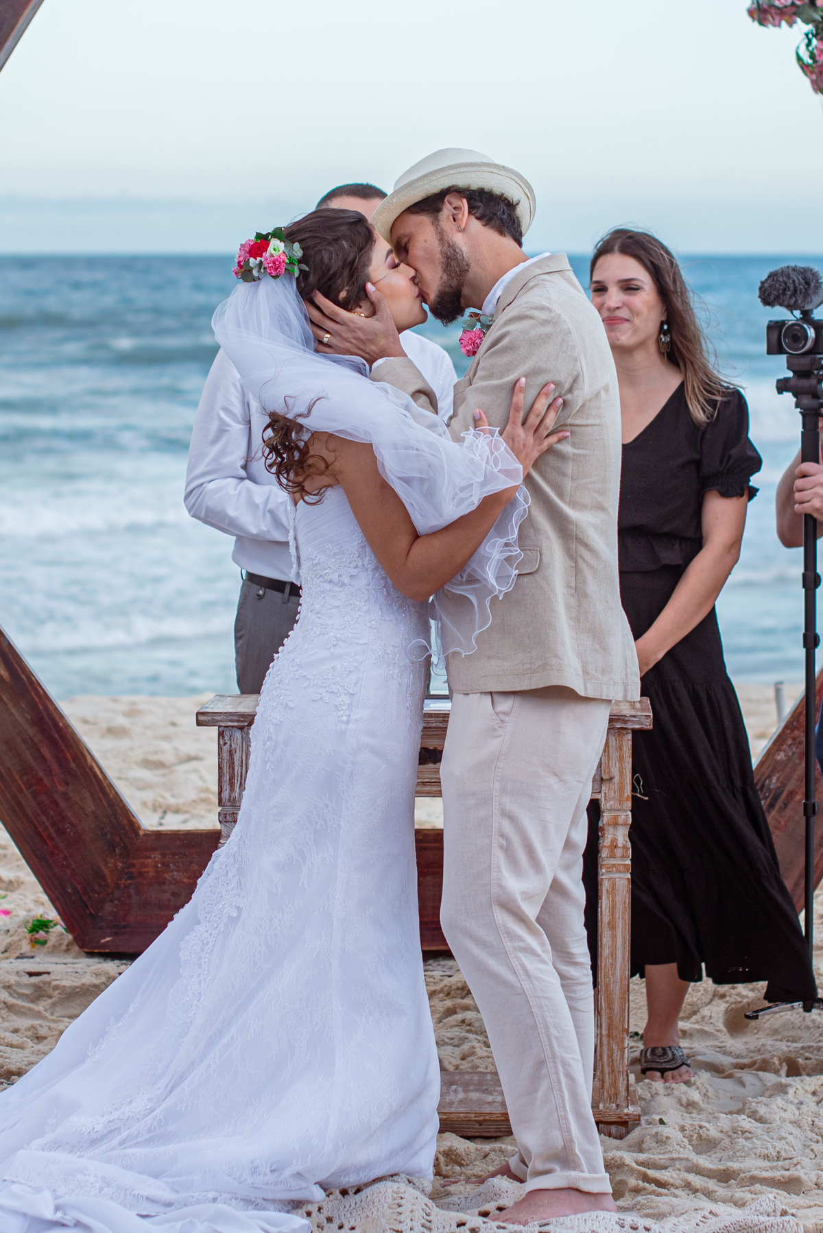 fotografia de casamento na praia | vestido da noiva | douglas felicio  especialista em casamentos | fotografo de casamento no rio de janeiro | maquiagem da noiva | vestido da noiva | casamento na praia | destination wedding |  pode beijar na noiva