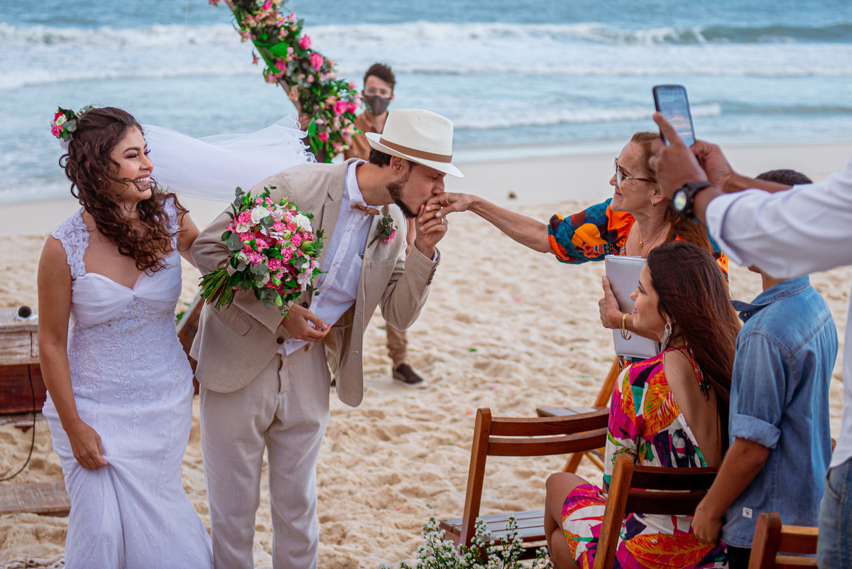 fotografia de casamento na praia | vestido da noiva | douglas felicio  especialista em casamentos | fotografo de casamento no rio de janeiro | maquiagem da noiva | vestido da noiva | casamento na praia | destination wedding |  saida dos noivos