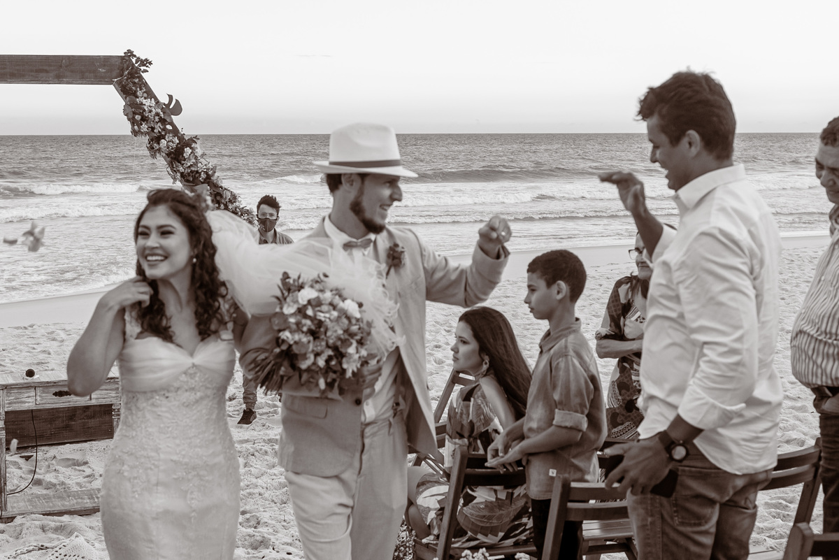 fotografia de casamento na praia | vestido da noiva | douglas felicio  especialista em casamentos | fotografo de casamento no rio de janeiro | maquiagem da noiva | vestido da noiva | casamento na praia | destination wedding |  preto e branco