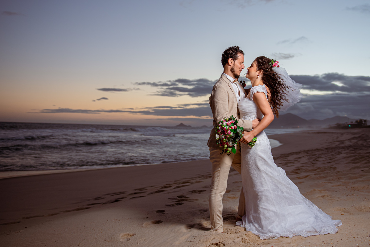 fotografia de casamento na praia | vestido da noiva | douglas felicio  especialista em casamentos | fotografo de casamento no rio de janeiro | maquiagem da noiva | vestido da noiva | casamento na praia | destination wedding |  por do sol