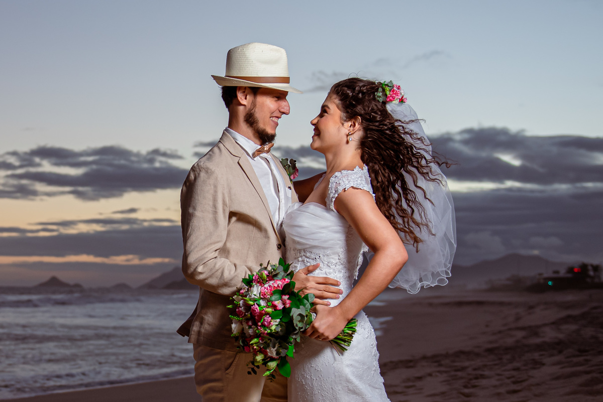 fotografia de casamento na praia | vestido da noiva | douglas felicio  especialista em casamentos | fotografo de casamento no rio de janeiro | maquiagem da noiva | vestido da noiva | casamento na praia | destination wedding | sunset rio de janeiro