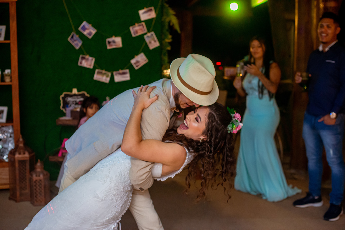 fotografia de casamento na praia | vestido da noiva | douglas felicio  especialista em casamentos | fotografo de casamento no rio de janeiro | maquiagem da noiva | vestido da noiva | casamento na praia | destination wedding |  primeira dança