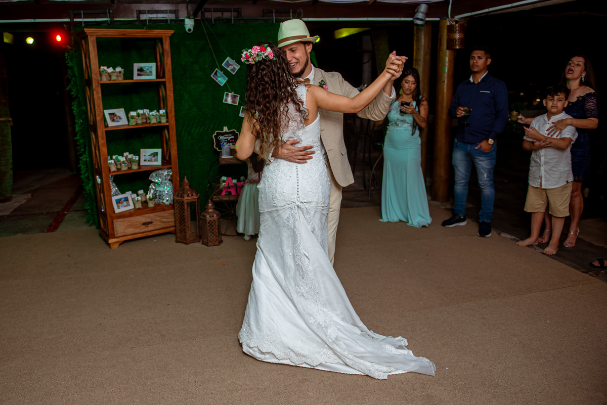 fotografia de casamento na praia | vestido da noiva | douglas felicio  especialista em casamentos | fotografo de casamento no rio de janeiro | maquiagem da noiva | vestido da noiva | casamento na praia | destination wedding | dança