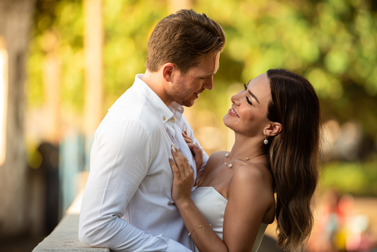olhar do casal apaixonado praia vermelha | ensaio antes do casamento