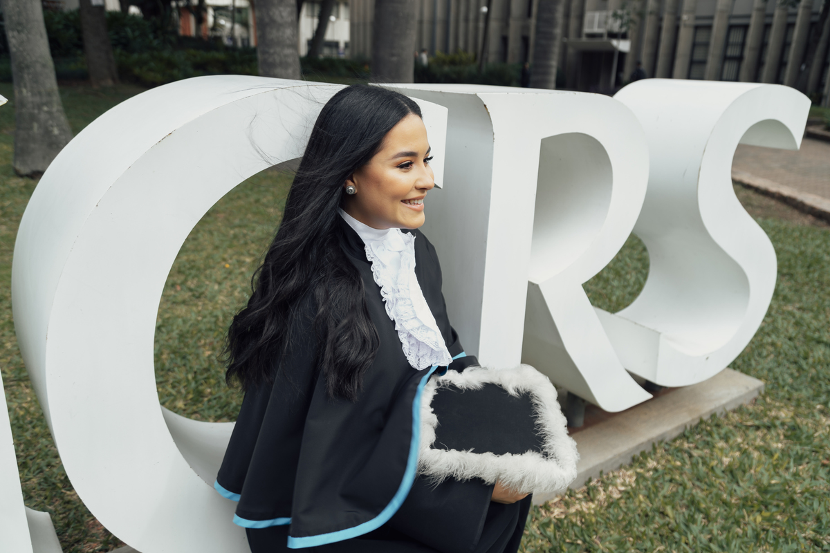 Formanda no Letreiro da PUCRS