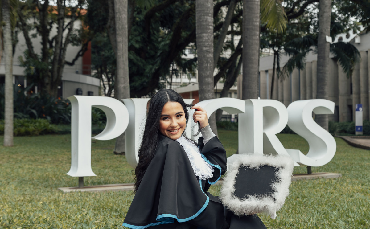 Formanda no Letreiro da PUCRS