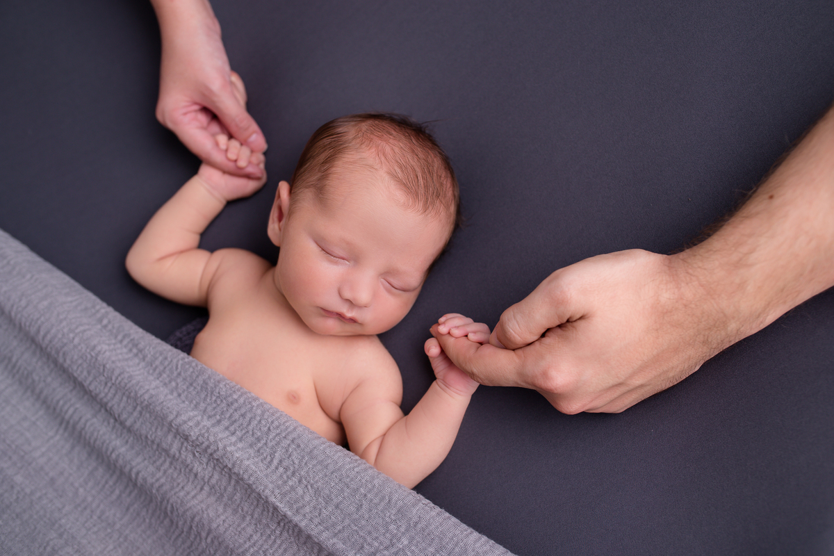 Ensaio Newborn - pais com a mãozinha