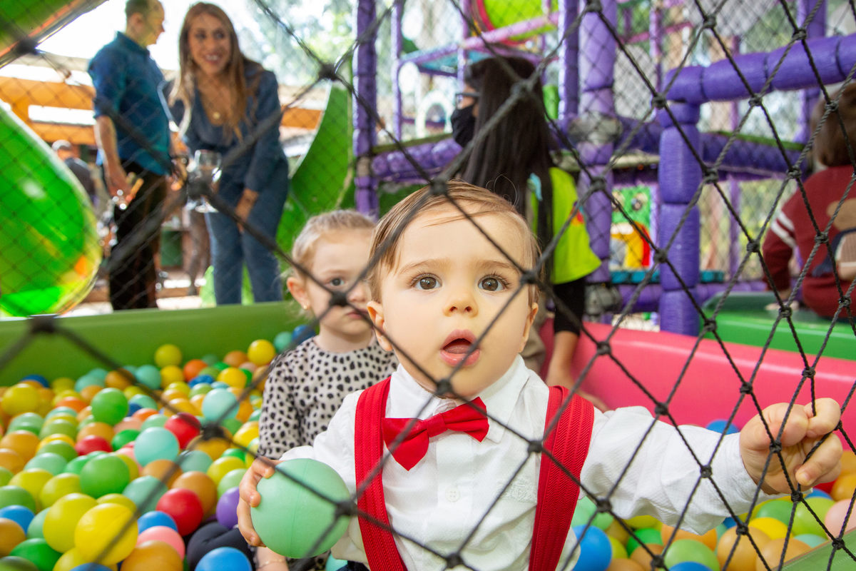 Bebê na piscina de bolinha