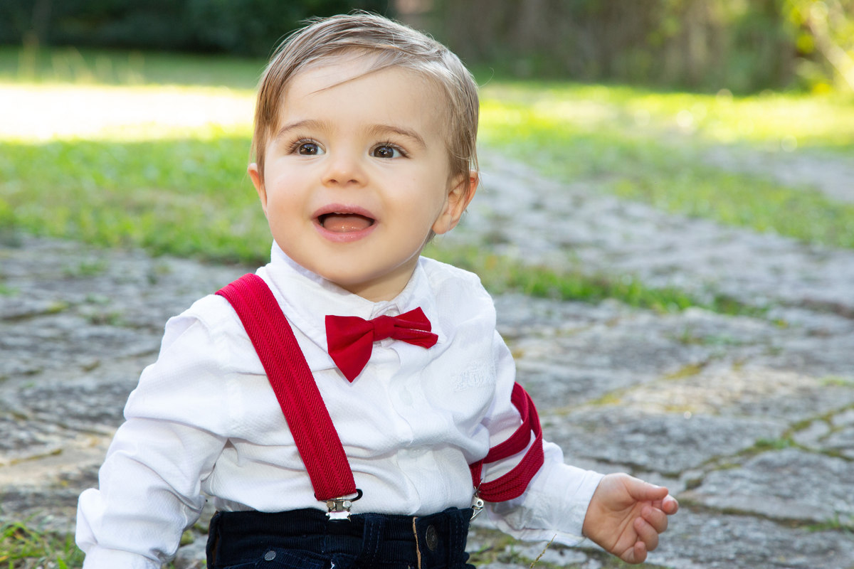 Bebê brincando no aniversário