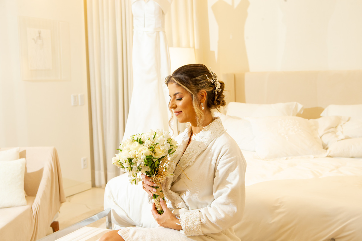 Noiva linda com o seu buquê