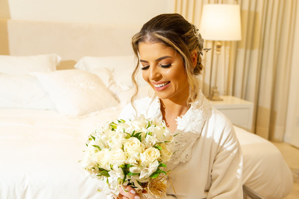 Noiva linda com o seu buquê