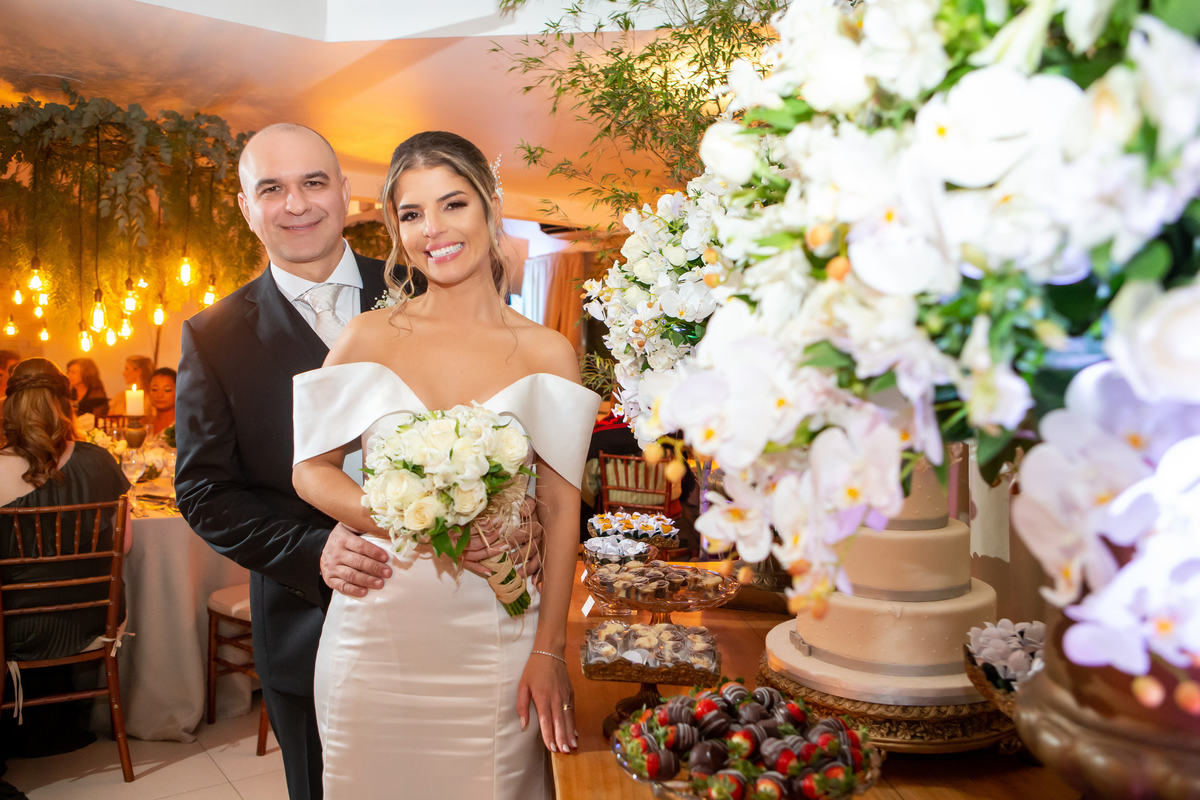 noivos cortando o bolo