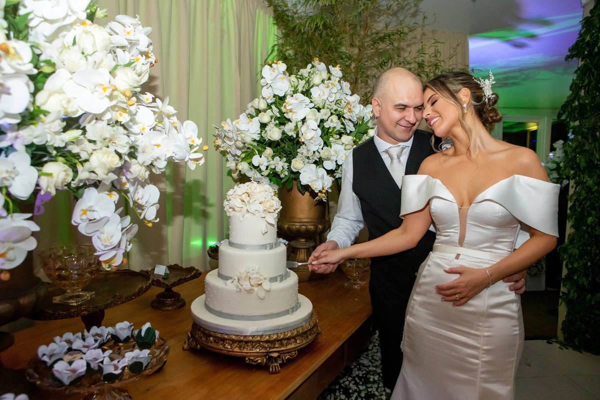 noivos cortando o bolo