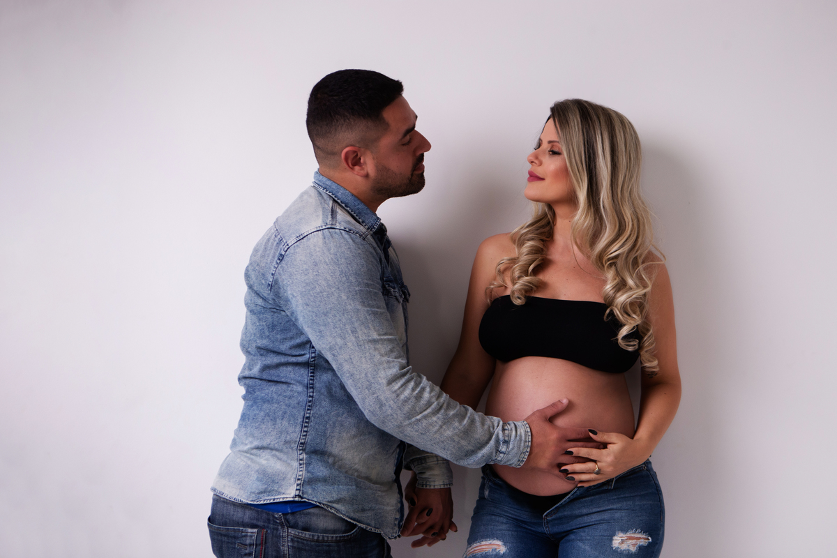 Ensaio gestante romântico em estúdio