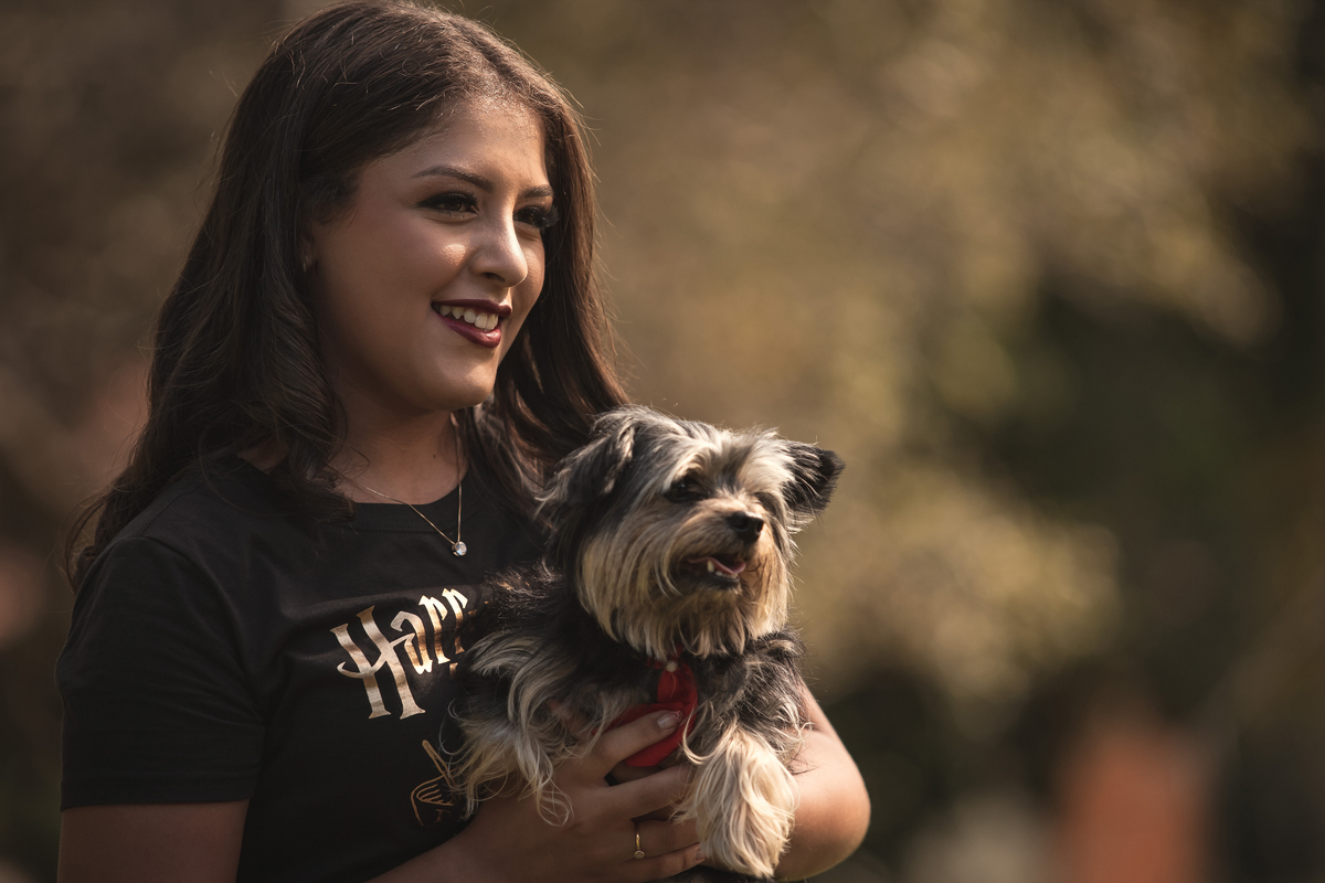 Ensaio de 15 anos ao ar livre na praia de Tamandaré. Se inspire com esse ensaio de debutante, com participação especial da família e pet! Fotografo para 15 anos, fotografia ensaio feminino. 