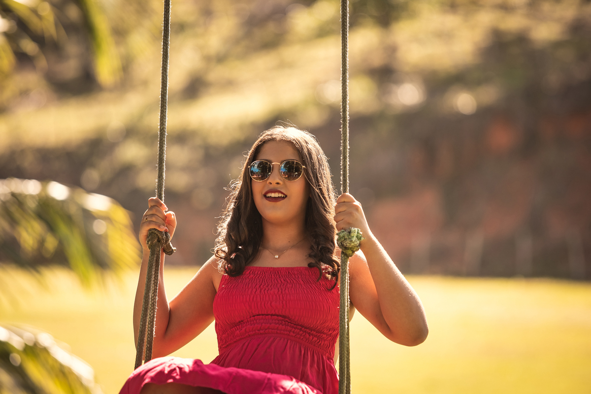 Ensaio de 15 anos ao ar livre na praia de Tamandaré. Se inspire com esse ensaio de debutante, com participação especial da família e pet! Fotografo para 15 anos, fotografia ensaio feminino. 