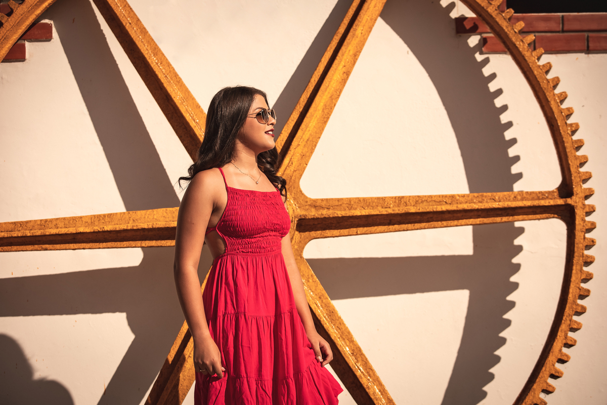 Ensaio de 15 anos ao ar livre na praia de Tamandaré. Se inspire com esse ensaio de debutante, com participação especial da família e pet! Fotografo para 15 anos, fotografia ensaio feminino. 