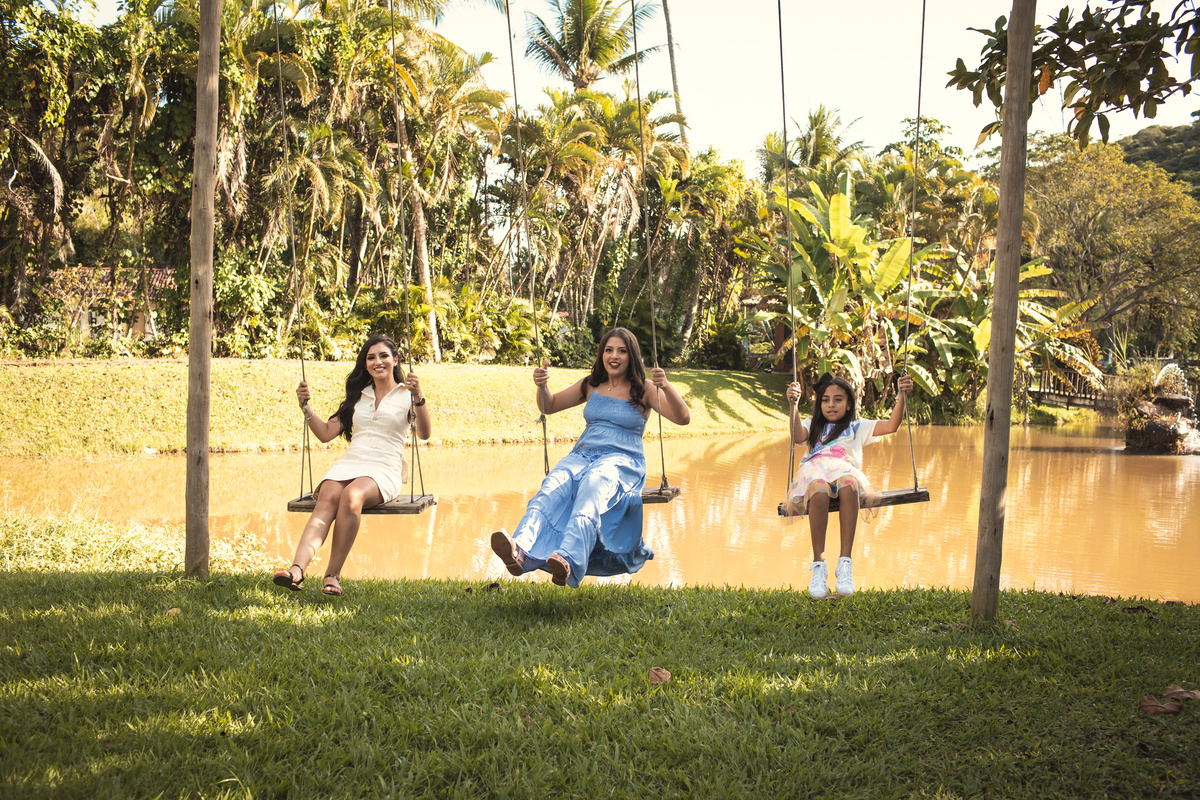 Ensaio de 15 anos ao ar livre na praia de Tamandaré. Se inspire com esse ensaio de debutante, com participação especial da família e pet! Fotografo para 15 anos, fotografia ensaio feminino. 