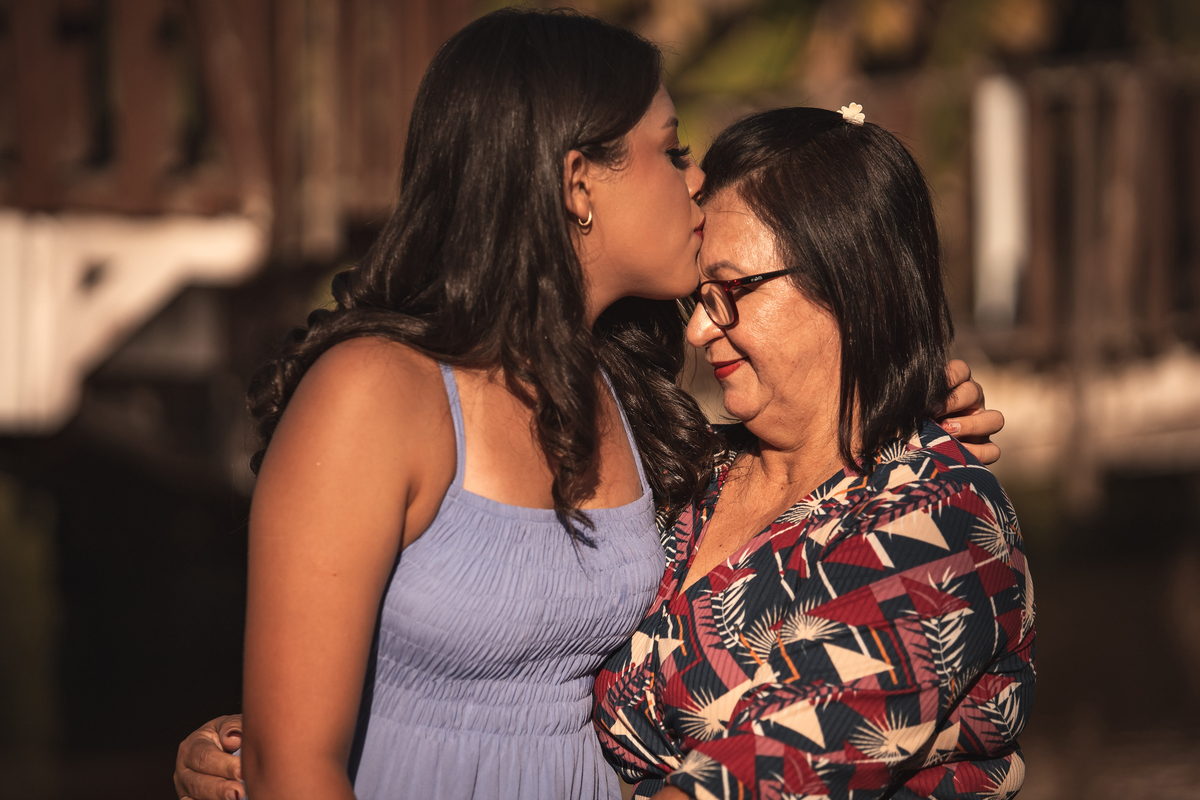 Ensaio de 15 anos ao ar livre na praia de Tamandaré. Se inspire com esse ensaio de debutante, com participação especial da família e pet! Fotografo para 15 anos, fotografia ensaio feminino. 