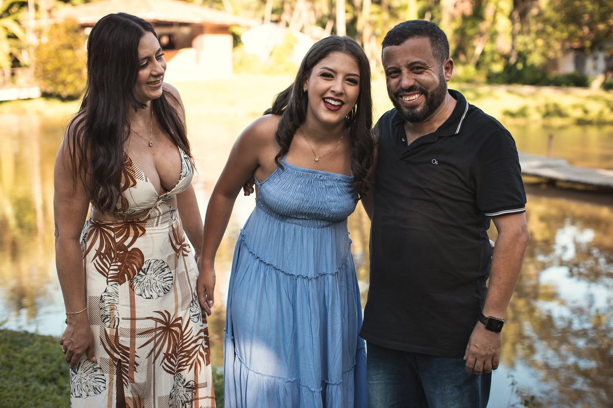 Ensaio de 15 anos ao ar livre na praia de Tamandaré. Se inspire com esse ensaio de debutante, com participação especial da família e pet! Fotografo para 15 anos, fotografia ensaio feminino. 