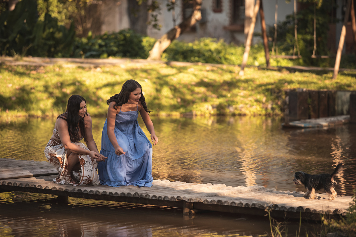 Ensaio de 15 anos ao ar livre na praia de Tamandaré. Se inspire com esse ensaio de debutante, com participação especial da família e pet! Fotografo para 15 anos, fotografia ensaio feminino. 