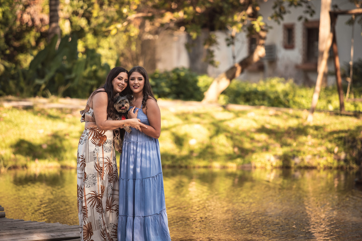 Ensaio de 15 anos ao ar livre na praia de Tamandaré. Se inspire com esse ensaio de debutante, com participação especial da família e pet! Fotografo para 15 anos, fotografia ensaio feminino. 