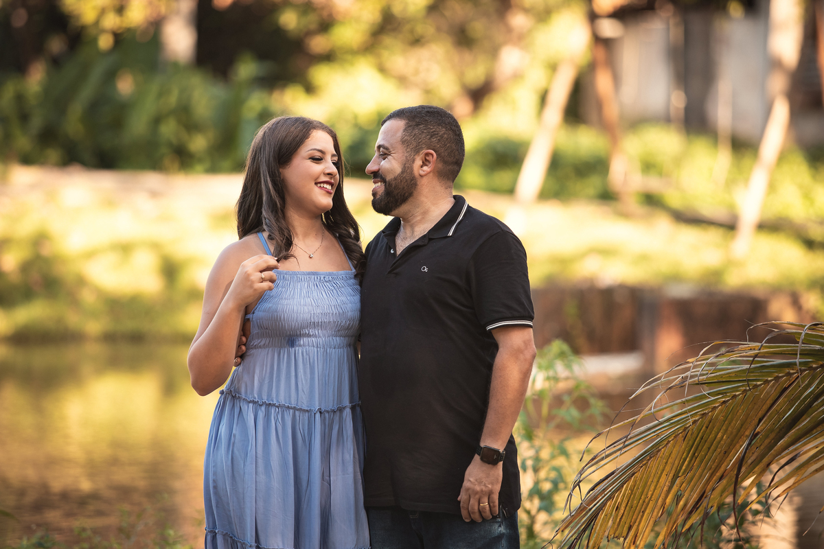 Ensaio de 15 anos ao ar livre na praia de Tamandaré. Se inspire com esse ensaio de debutante, com participação especial da família e pet! Fotografo para 15 anos, fotografia ensaio feminino. 