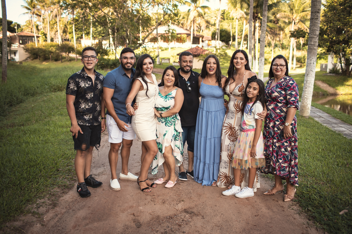 Ensaio de 15 anos ao ar livre na praia de Tamandaré. Se inspire com esse ensaio de debutante, com participação especial da família e pet! Fotografo para 15 anos, fotografia ensaio feminino. 