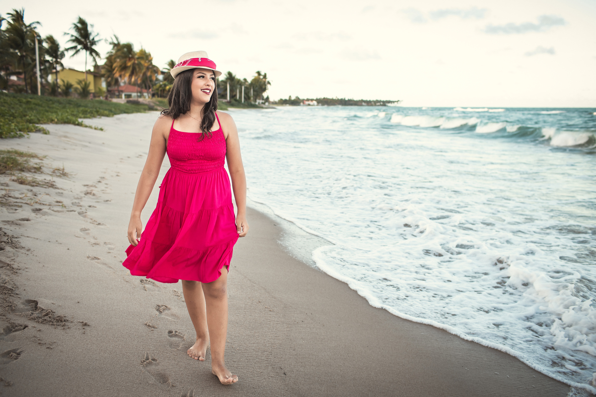 Ensaio de 15 anos ao ar livre na praia de Tamandaré. Se inspire com esse ensaio de debutante, com participação especial da família e pet! Fotografo para 15 anos, fotografia ensaio feminino. 