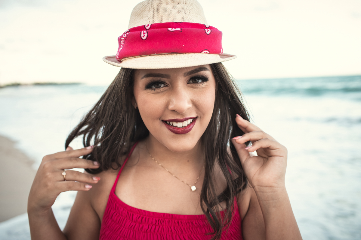 Ensaio de 15 anos ao ar livre na praia de Tamandaré. Se inspire com esse ensaio de debutante, com participação especial da família e pet! Fotografo para 15 anos, fotografia ensaio feminino. 