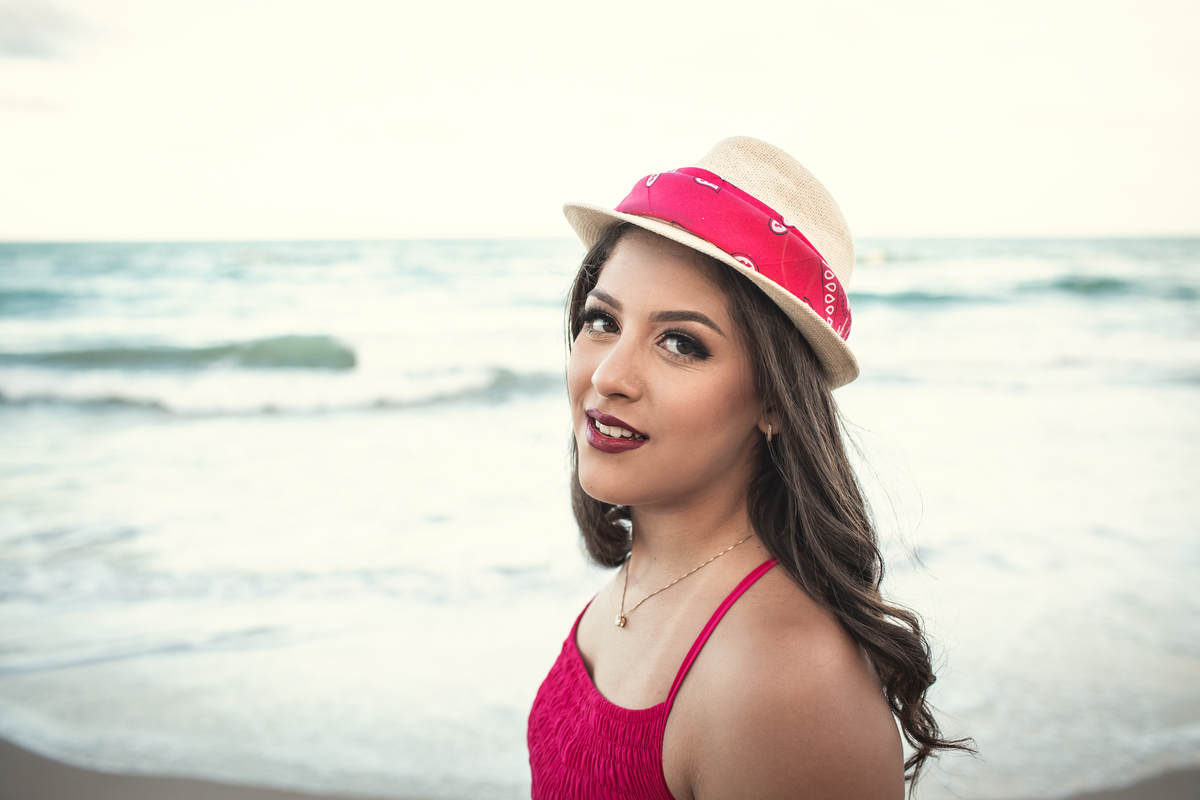 Ensaio de 15 anos ao ar livre na praia de Tamandaré. Se inspire com esse ensaio de debutante, com participação especial da família e pet! Fotografo para 15 anos, fotografia ensaio feminino. 