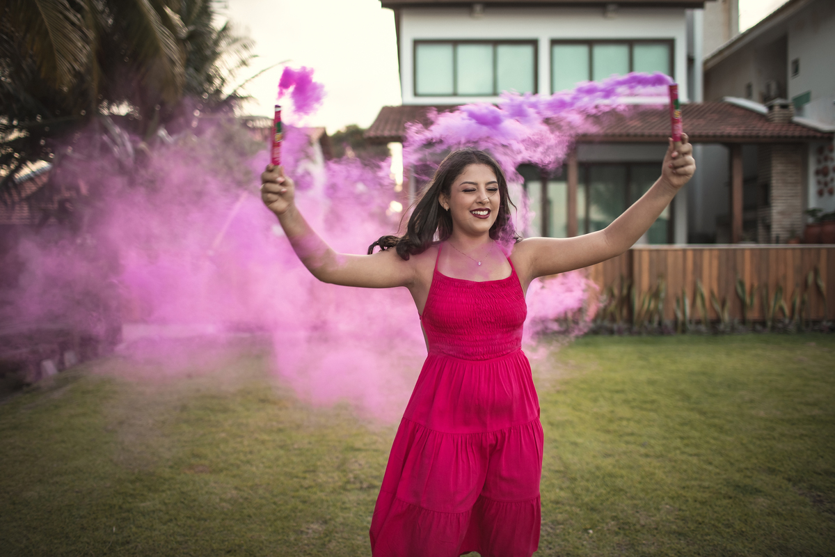 Ensaio de 15 anos ao ar livre na praia de Tamandaré. Se inspire com esse ensaio de debutante, com participação especial da família e pet! Fotografo para 15 anos, fotografia ensaio feminino. 