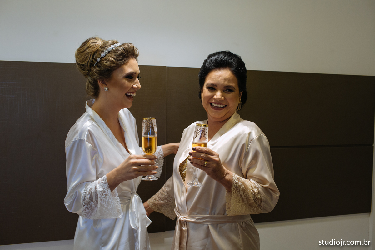 making off da noiva, noiva se arrumando, no quarto com as mães, no quarto com as irmãs , fotos do making of, fotos lindas de casamento noiva entrando no altar, festa de casamento, nara e edjan