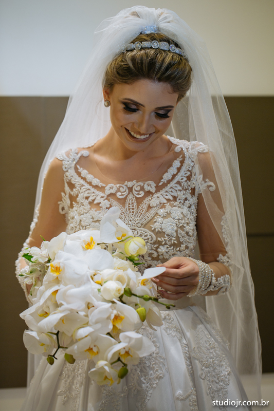 making off da noiva, noiva se arrumando, no quarto com as mães, no quarto com as irmãs , fotos do making of, fotos lindas de casamento noiva entrando no altar, festa de casamento, nara e edjan