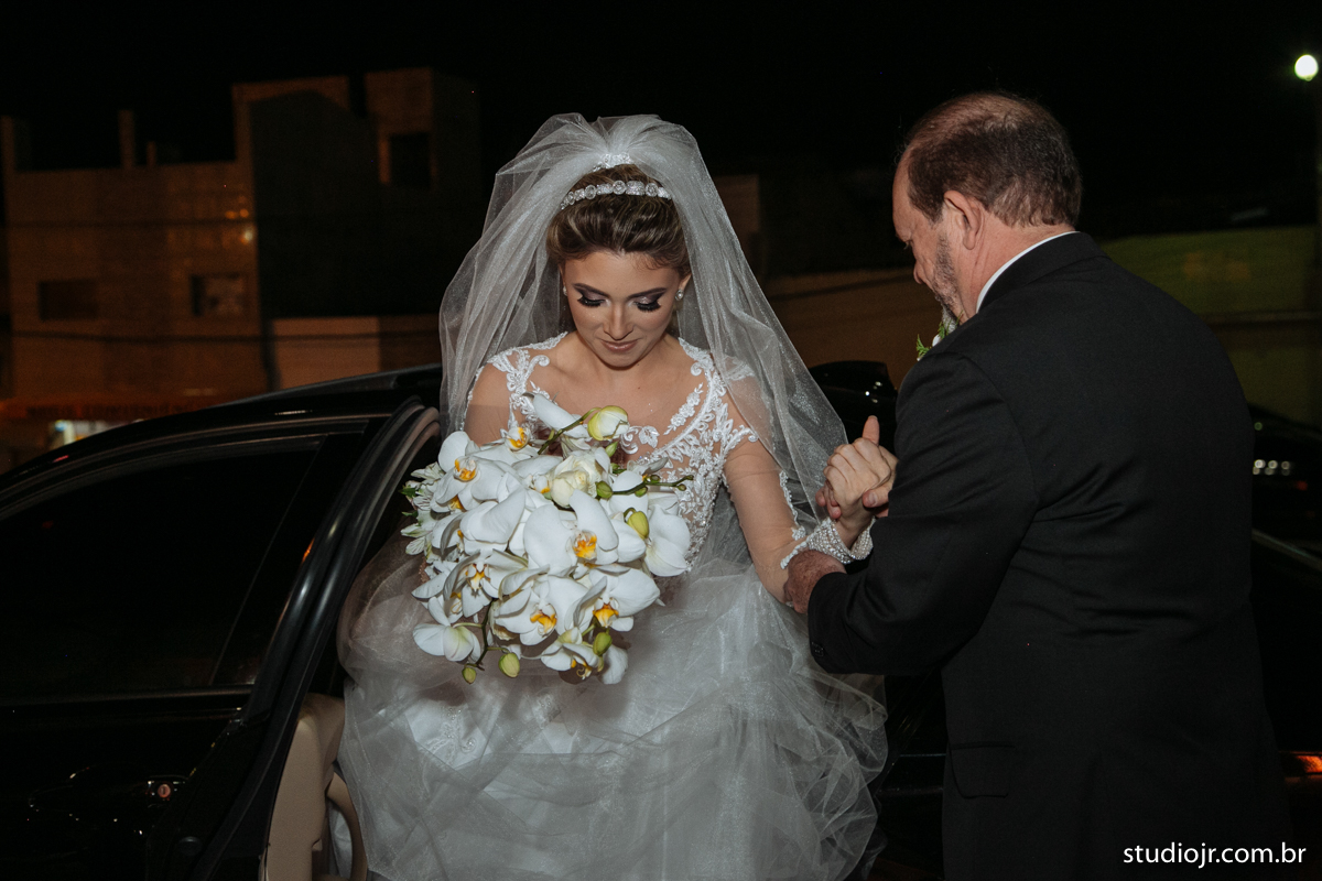 making off da noiva, noiva se arrumando, no quarto com as mães, no quarto com as irmãs , fotos do making of, fotos lindas de casamento noiva entrando no altar, festa de casamento, nara e edjan