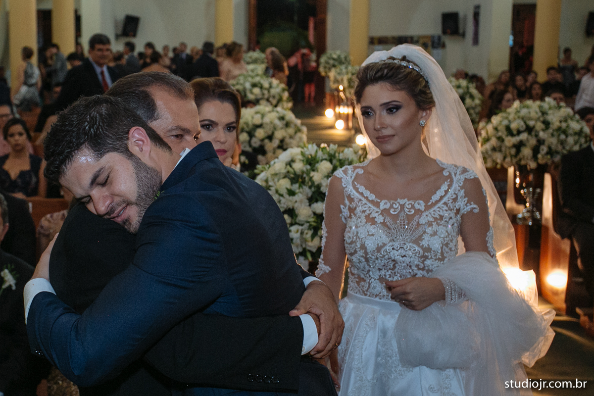 making off da noiva, noiva se arrumando, no quarto com as mães, no quarto com as irmãs , fotos do making of, fotos lindas de casamento noiva entrando no altar, festa de casamento, nara e edjan