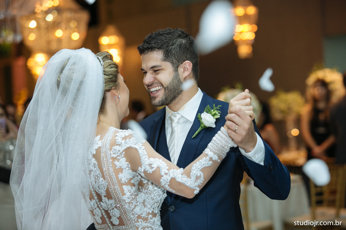 making off da noiva, noiva se arrumando, no quarto com as mães, no quarto com as irmãs , fotos do making of, fotos lindas de casamento noiva entrando no altar, festa de casamento, nara e edjan