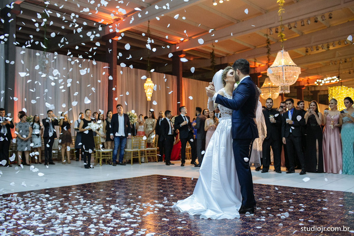 making off da noiva, noiva se arrumando, no quarto com as mães, no quarto com as irmãs , fotos do making of, fotos lindas de casamento noiva entrando no altar, festa de casamento, nara e edjan