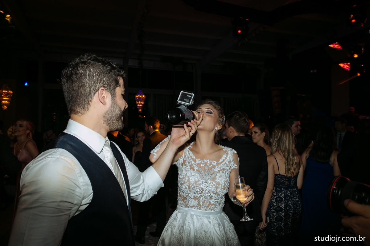 making off da noiva, noiva se arrumando, no quarto com as mães, no quarto com as irmãs , fotos do making of, fotos lindas de casamento noiva entrando no altar, festa de casamento, nara e edjan