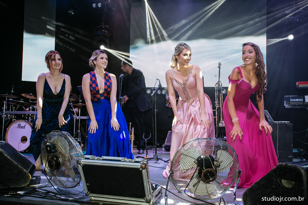 making off da noiva, noiva se arrumando, no quarto com as mães, no quarto com as irmãs , fotos do making of, fotos lindas de casamento noiva entrando no altar, festa de casamento, nara e edjan