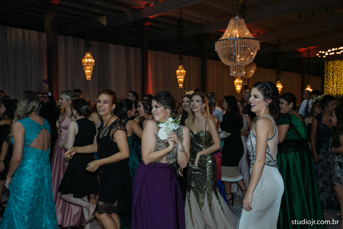 making off da noiva, noiva se arrumando, no quarto com as mães, no quarto com as irmãs , fotos do making of, fotos lindas de casamento noiva entrando no altar, festa de casamento, nara e edjan