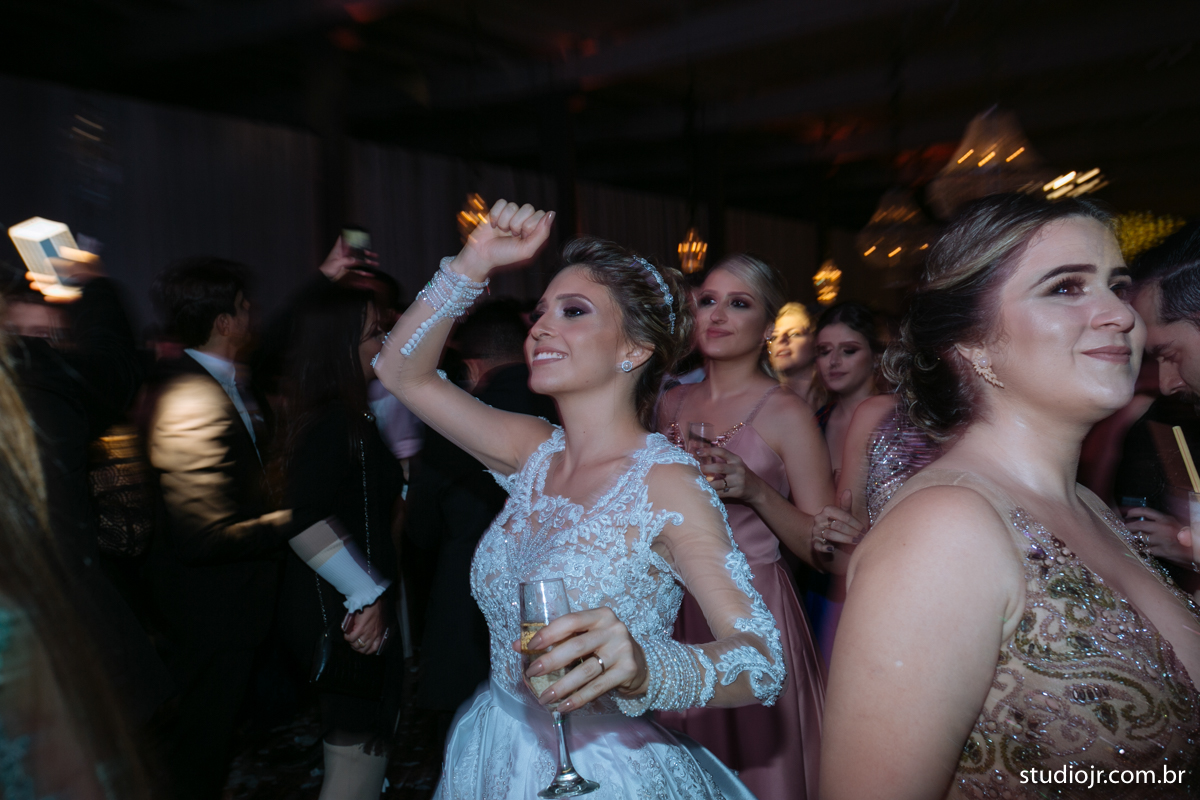 making off da noiva, noiva se arrumando, no quarto com as mães, no quarto com as irmãs , fotos do making of, fotos lindas de casamento noiva entrando no altar, festa de casamento, nara e edjan