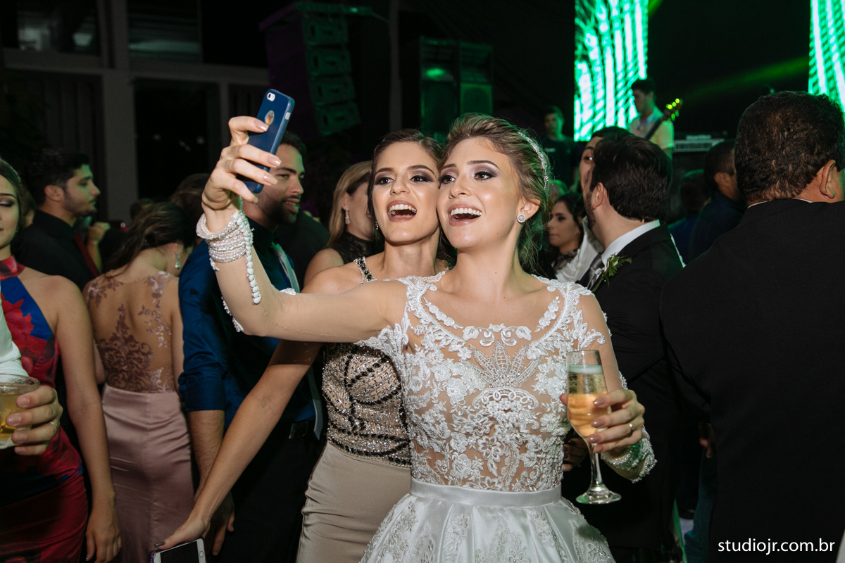 making off da noiva, noiva se arrumando, no quarto com as mães, no quarto com as irmãs , fotos do making of, fotos lindas de casamento noiva entrando no altar, festa de casamento, nara e edjan