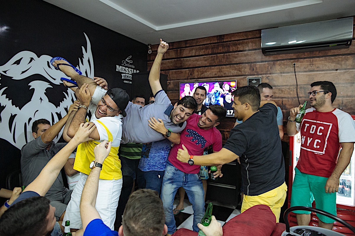 making off da noiva, noiva se arrumando, no quarto com as mães, no quarto com as irmãs , fotos do making of, fotos lindas de casamento noiva entrando no altar, festa de casamento, Samilla e Pipoca