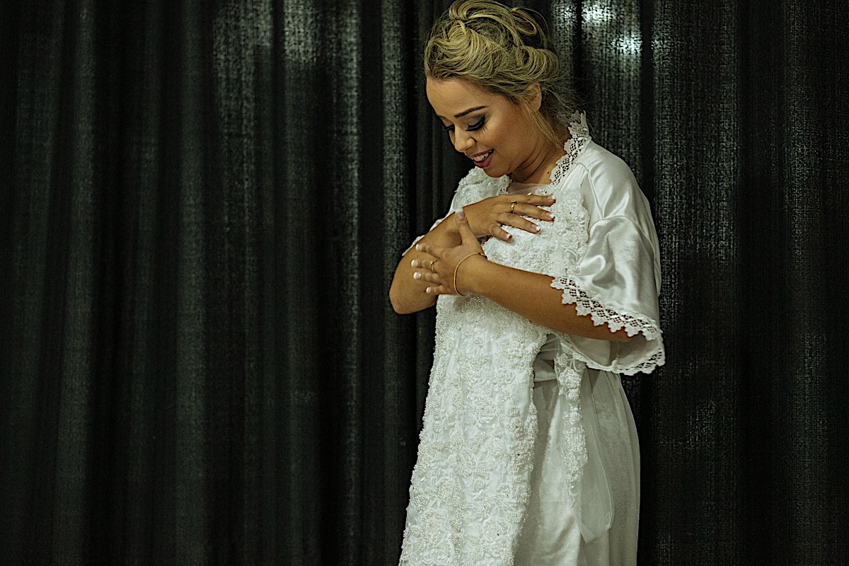 making off da noiva, noiva se arrumando, no quarto com as mães, no quarto com as irmãs , fotos do making of, fotos lindas de casamento noiva entrando no altar, festa de casamento, Samilla e Pipoca