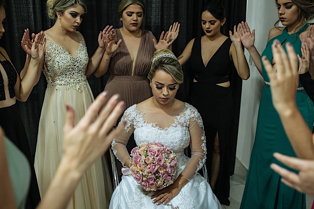 making off da noiva, noiva se arrumando, no quarto com as mães, no quarto com as irmãs , fotos do making of, fotos lindas de casamento noiva entrando no altar, festa de casamento, Samilla e Pipoca