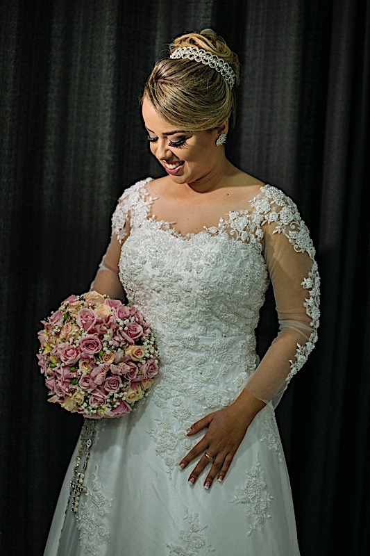 making off da noiva, noiva se arrumando, no quarto com as mães, no quarto com as irmãs , fotos do making of, fotos lindas de casamento noiva entrando no altar, festa de casamento, Samilla e Pipoca