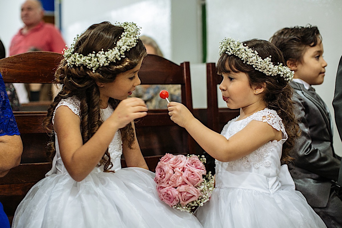 making off da noiva, noiva se arrumando, no quarto com as mães, no quarto com as irmãs , fotos do making of, fotos lindas de casamento noiva entrando no altar, festa de casamento, Samilla e Pipoca